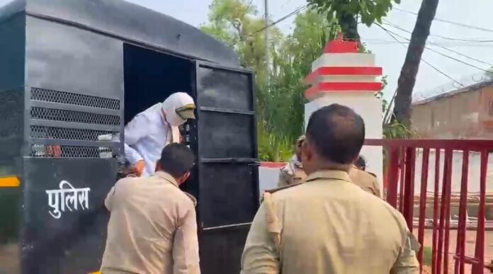 गिरफ्तार आरोपित पुलिस अभिरक्षा में वैन