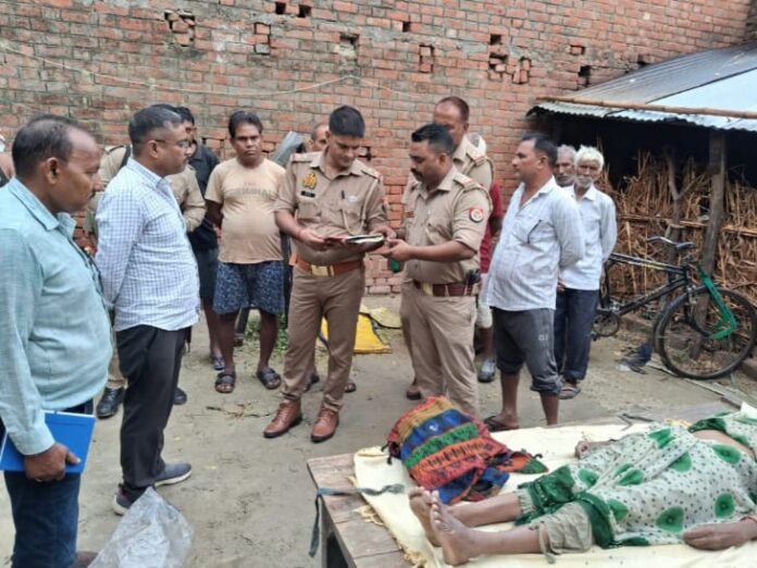 आकाशीय बिजली की चपेट में आये लोगों की जांच करते अधिकारी