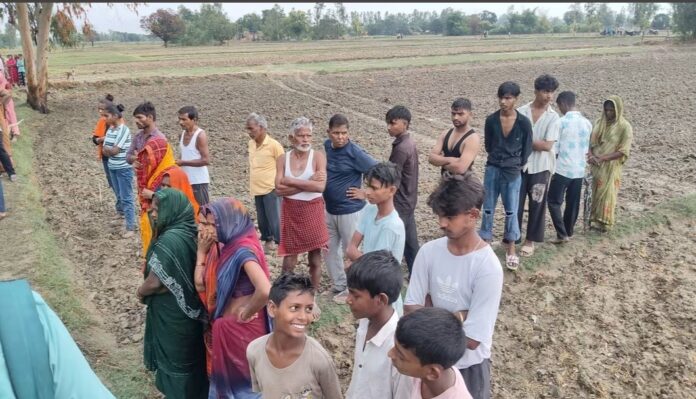 घटनास्थल पर मौजूद ग्रामीणों की भयभीत हालत घटनास्थल पर मौजूद ग्रामीणों की भयभीत हालत