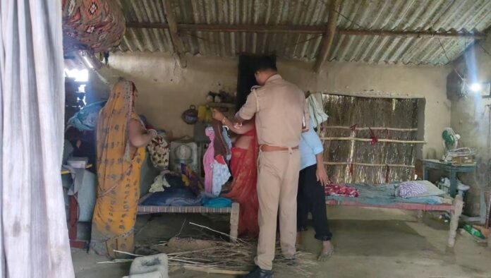 पुलिस परिजनों से पूछताछ करती है पुलिस परिजनों से पूछताछ करती है