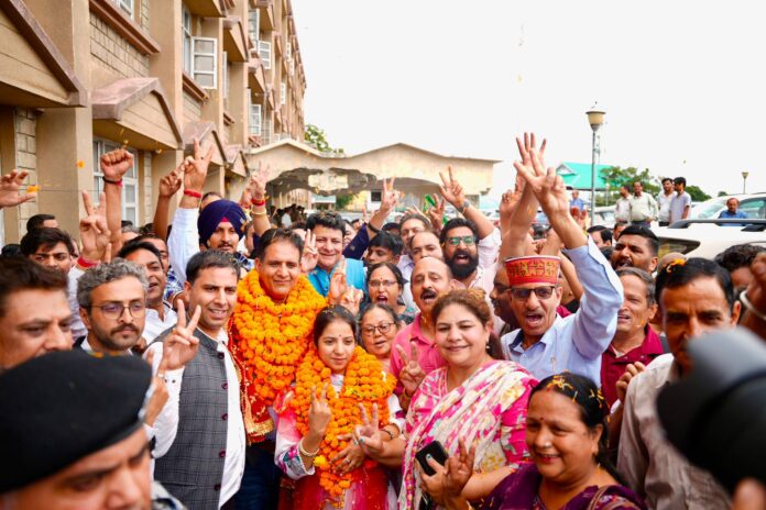 भाजपा कार्यकर्ता और विधायक का रिएक्शन भाजपा कार्यकर्ता और विधायक का रिएक्शन