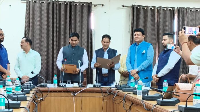 मेयर शमशेर नेहरिया शपथ लेते हुए मेयर शमशेर नेहरिया शपथ लेते हुए