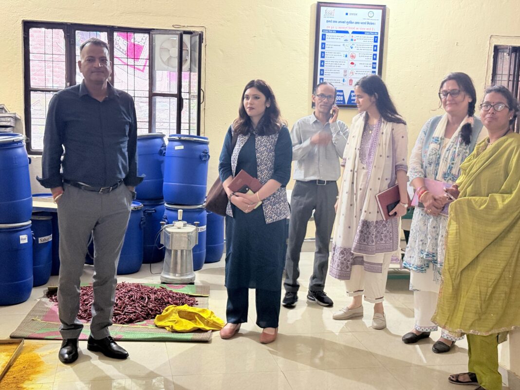गरमपानी स्थित रीप आउटलेट का निरीक्षण करते सीडीओ सीडीओ गरमपानी स्थित रीप आउटलेट का निरीक्षण करते हुए