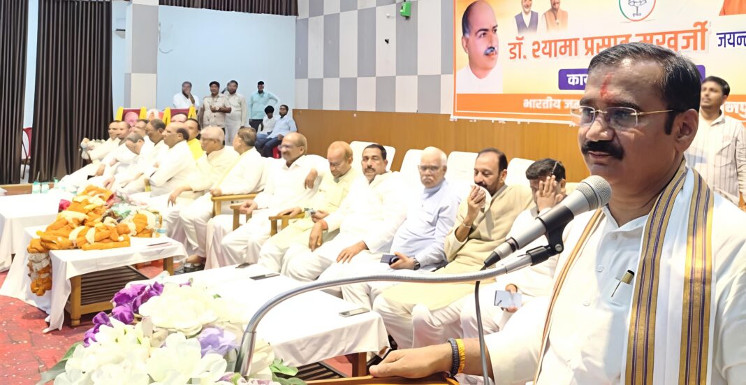 दिलीप पटेल ने सभा को संबोधित करते हुए अपने विचार रखे दिलीप पटेल सभा में संबोधित करते हुए
