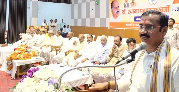 दिलीप पटेल सभा में संबोधित करते हुए
