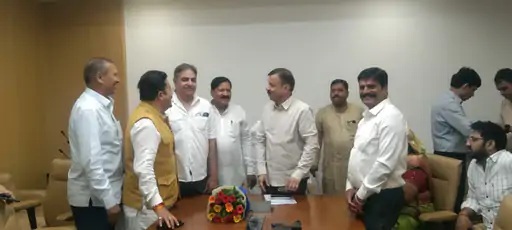 परिवहन मंत्री से मिले बस ऑपरेटर परिवहन मंत्री से मिले बस ऑपरेटर