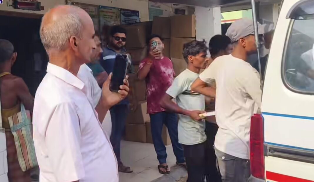 अररिया फोटो:कुर्साकांटा पीएचसी में शव को पोस्टमार्टम के लिए ले जाते परिजन अररिया फोटो: शव को पोस्टमार्टम के लिए ले जाते परिजन