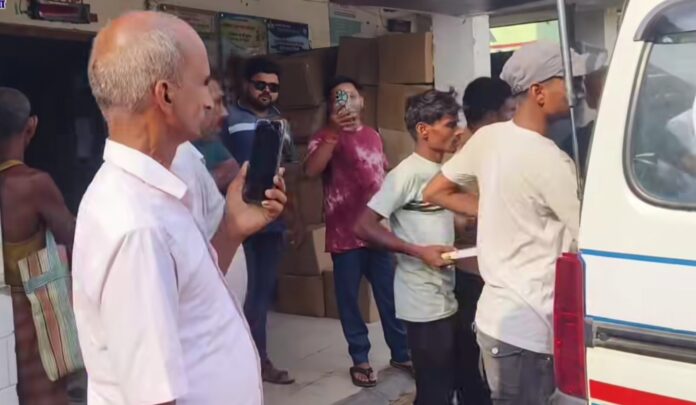 अररिया फोटो: शव को पोस्टमार्टम के लिए ले जाते परिजन अररिया फोटो: शव को पोस्टमार्टम के लिए ले जाते परिजन