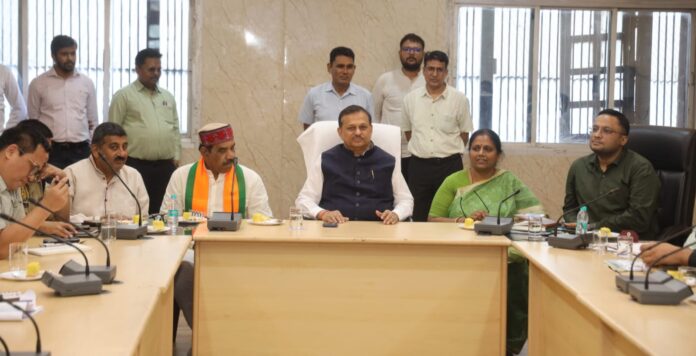 सांसद रमेश अवस्थी का छायाचित्र बैठक के दौरान सांसद रमेश अवस्थी का छायाचित्र बैठक के दौरान