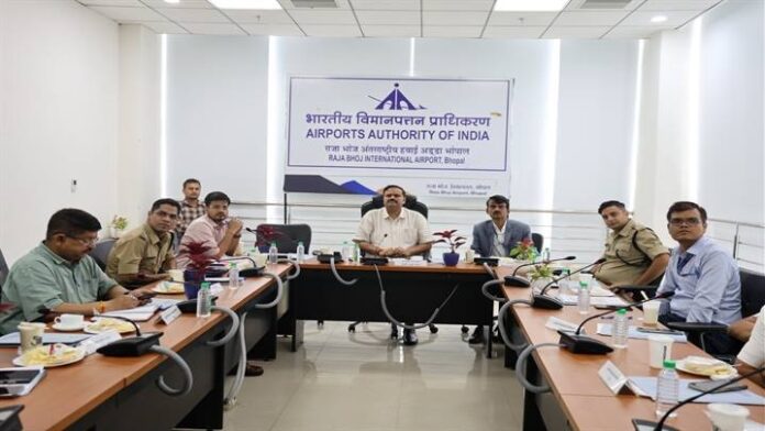 संभागायुक्त कर्मवीर शर्मा बैठक लेते हुए संभागायुक्त कर्मवीर शर्मा बैठक लेते हुए