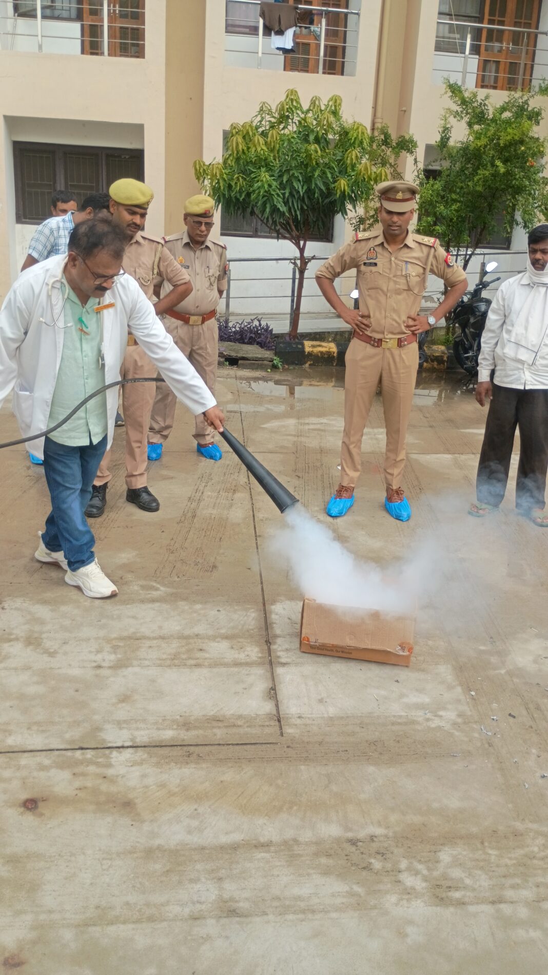 फोटोआज को बुझाते डॉक्टर, स्वास्थ्य सेवा का महत्व, निजी चिकित्सा की आवश्यकता डॉक्टर स्वास्थ्य सेवा निजी चिकित्सा
