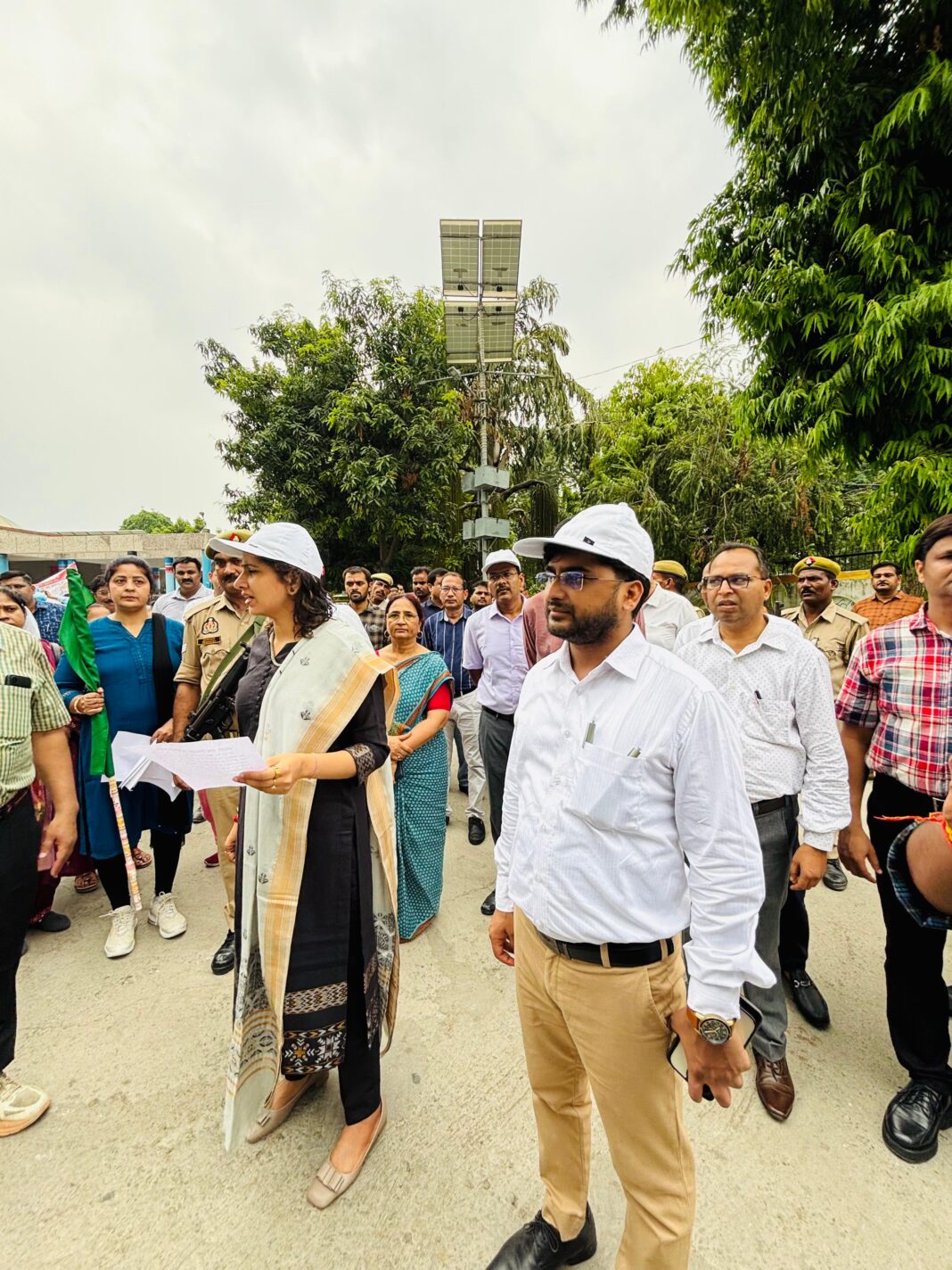 रैली को रवाना करती डीएम, लोगों को दिया संदेश डीएम रैली में लोगों को संदेश देती हुई