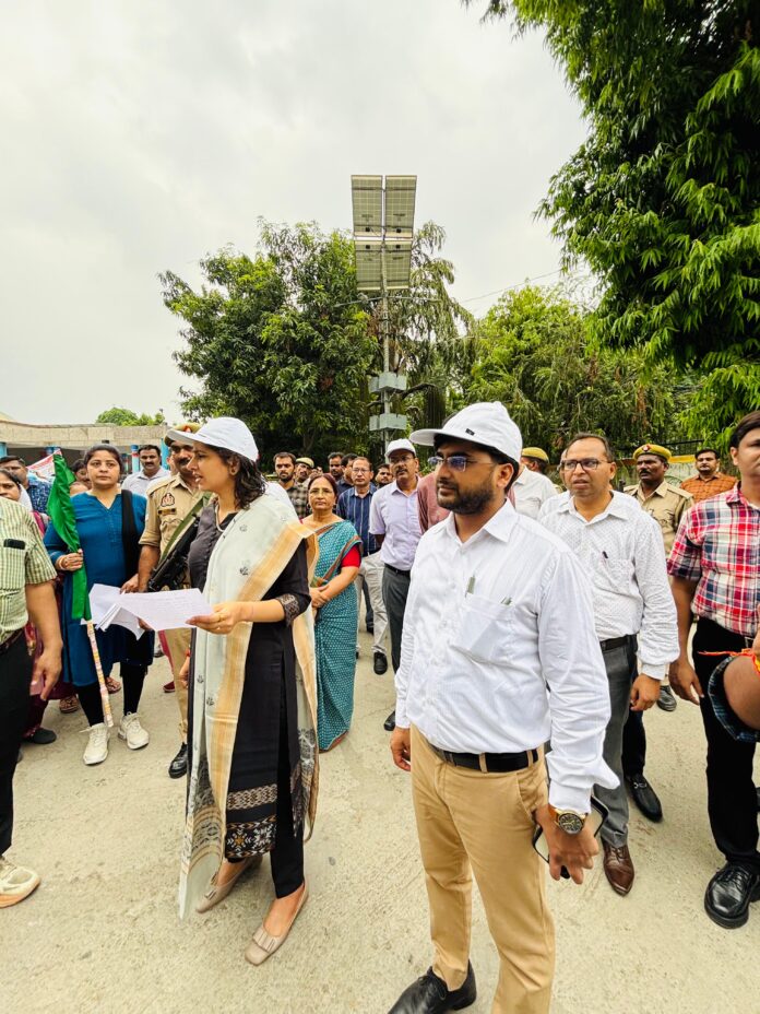 डीएम रैली में लोगों को संदेश देती हुई डीएम रैली में लोगों को संदेश देती हुई