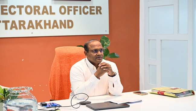 मुख्य निर्वाचन अधिकारी समीक्षा करते हुए मुख्य निर्वाचन अधिकारी समीक्षा करते हुए