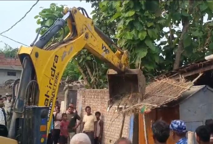 अतिक्रमण हटाता बुलडोजर शहर में अतिक्रमण हटाता बुलडोजर शहर में
