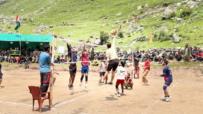 गुलाबगढ़ वॉलीबॉल प्रतियोगिता में खिलाड़ी