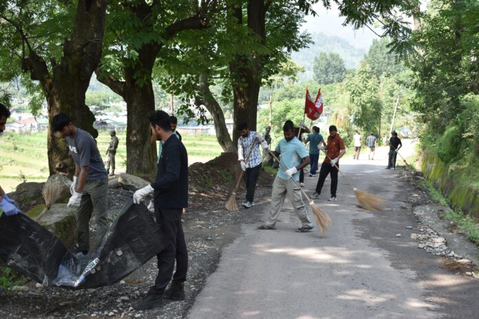 सैनिक स्वच्छता अभियान में काम कर रहे हैं
