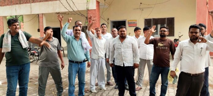 दमकल कर्मचारी नारेबाजी करते हैं दमकल कर्मचारी नारेबाजी करते हैं