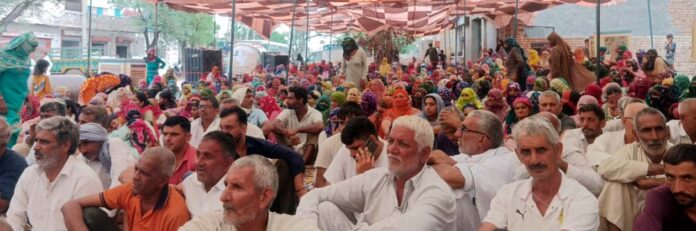 चानौत धरने पर बैठे ग्रामीण