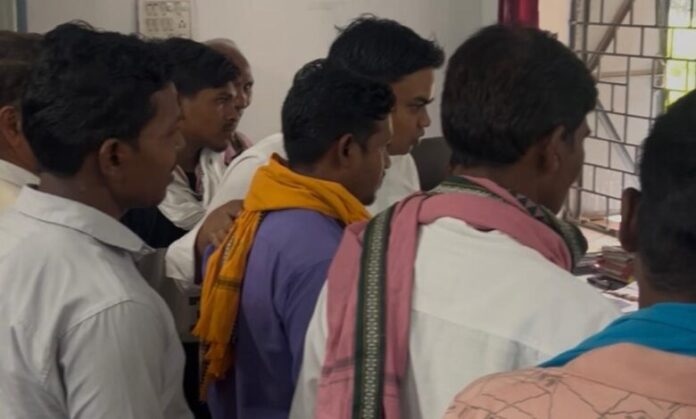 एसडीएम को ज्ञापन सौंपते हुए विवाद समाधान एसडीएम को ज्ञापन सौंपते हुए विवाद समाधान