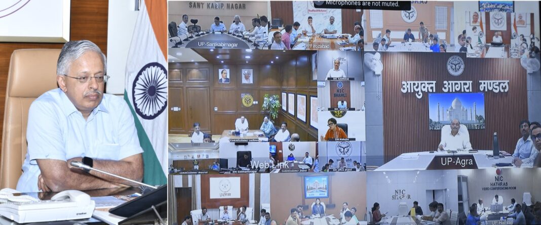 मुख्य सचिव वीडियो कॉन्फ्रेंसिंग में अधिकारियों के साथ