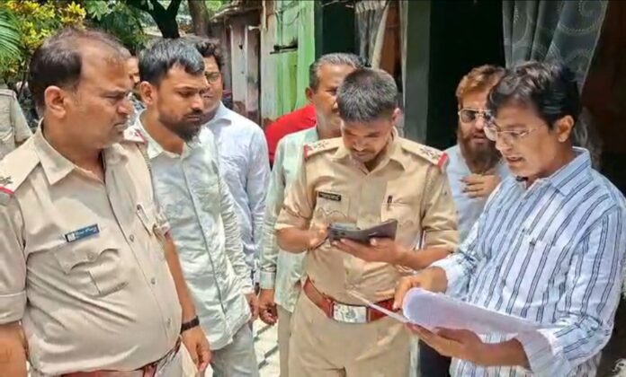 पुलिसकर्मी विवाद की जानकारी लेते हुए पुलिसकर्मी विवाद की जानकारी लेते हुए