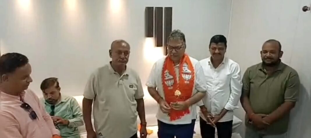 सर्किट हाउस में सतीश पुनिया का स्वागत करते भाजपा कार्यकर्ता भाजपा कार्यकर्ता सतीश पुनिया का स्वागत करते हैं
