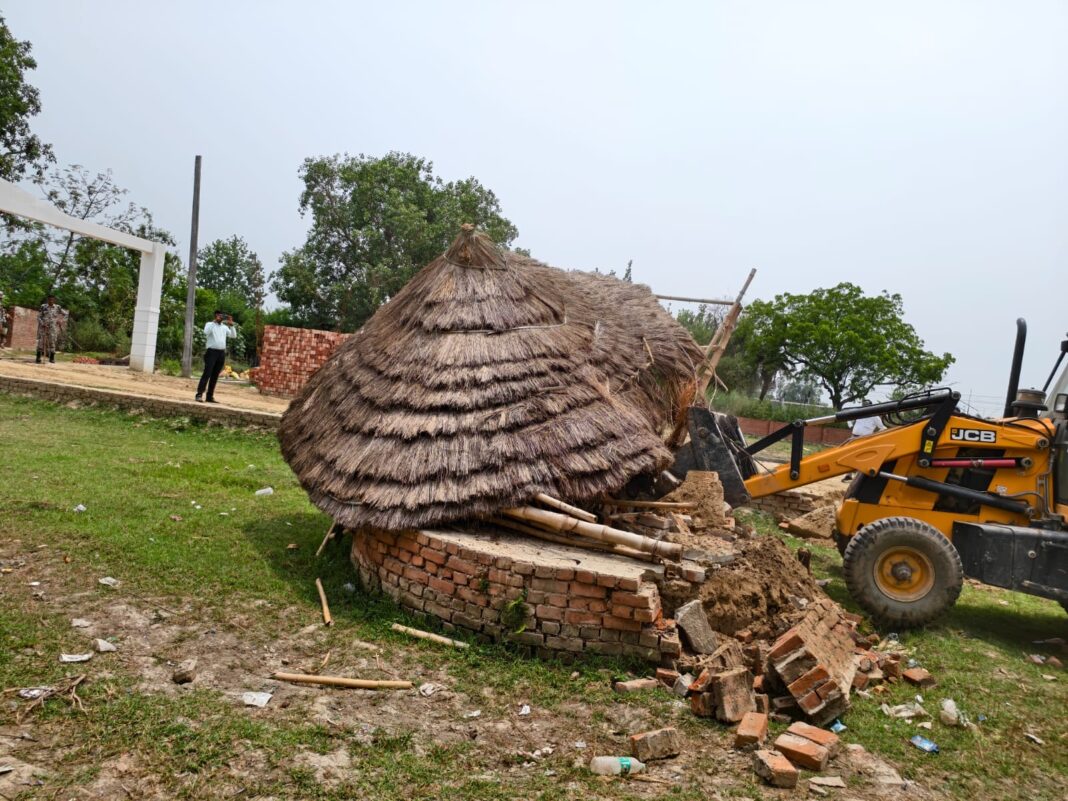 कैंट क्षेत्र में अवैध कॉलोनी पर कार्रवाई करते बीडीए की प्रवर्तन टीम। बीडीए कार्रवाई अवैध कॉलोनी