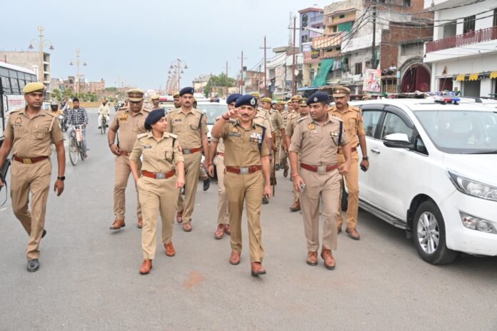 वाराणसी पुलिस कमिश्नर सड़क पर जायजा लेते हुए वाराणसी पुलिस कमिश्नर सड़क पर जायजा लेते हुए
