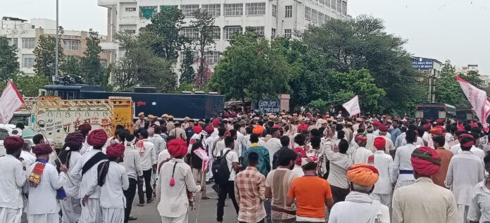 दस प्रतिशत आरक्षण की मांग पर बवाल दस प्रतिशत आरक्षण की मांग पर बवाल