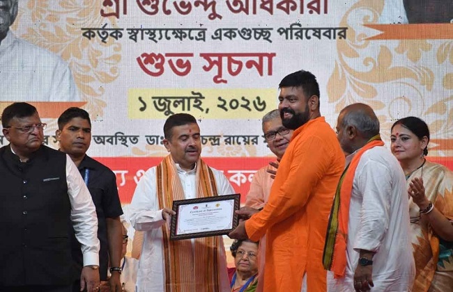 मुख्यमंत्री ट्यूबरकुलोसिस सर्टिफिकेट देते हुए मुख्यमंत्री ट्यूबरकुलोसिस सर्टिफिकेट देते हुए