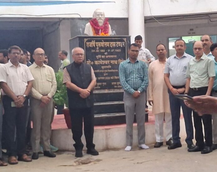 विश्वविद्यालय के कुलपति आदमकद प्रतिमा का उद्घाटन
