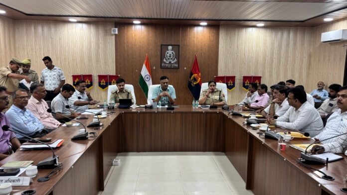पुलिस लाइन बैठक में डीएम और एसपी पुलिस लाइन बैठक में डीएम और एसपी