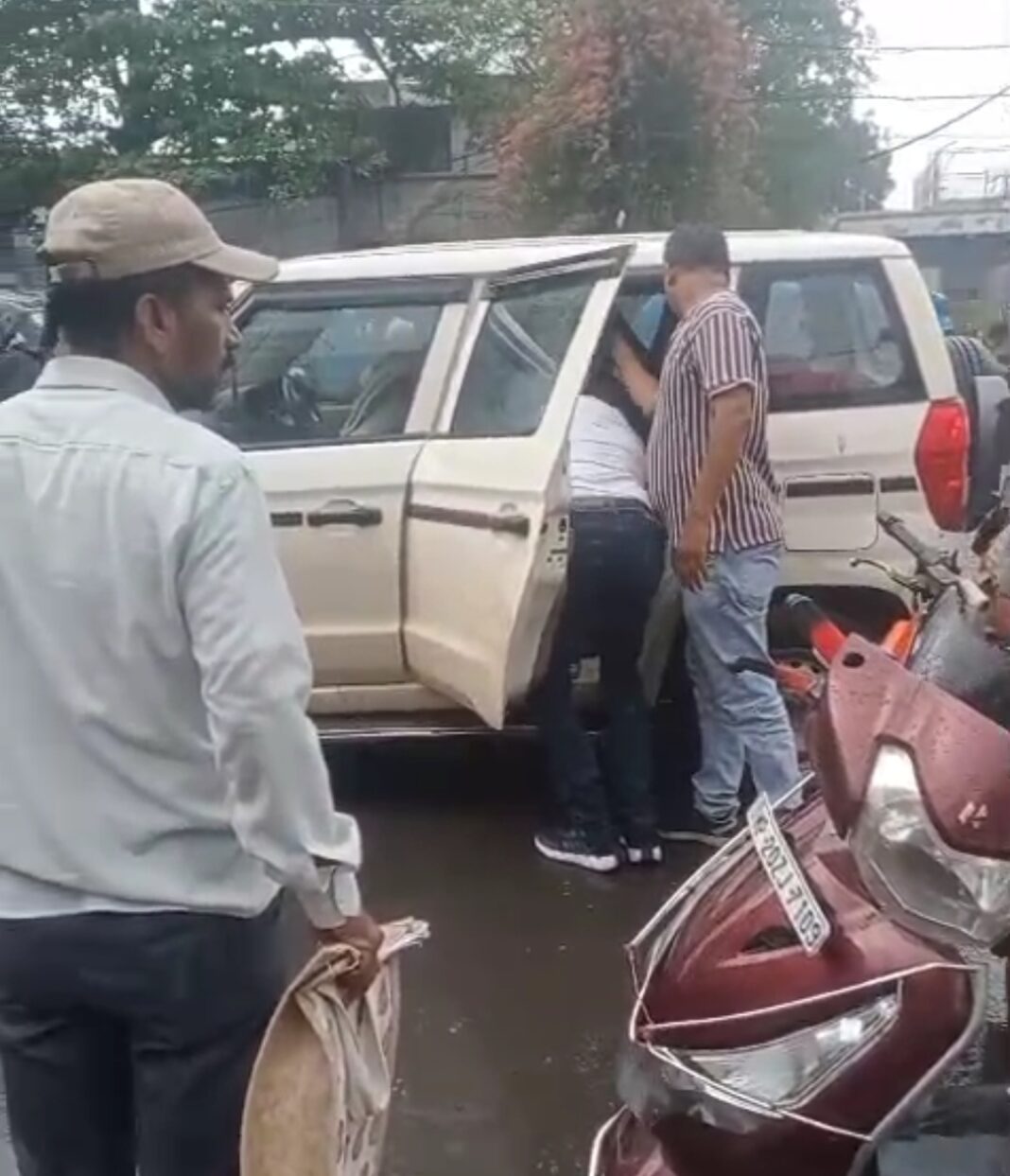 जबलपुर : मुख्यमंत्री से मिलने जा रही पीड़िता को पुलिस ने रोका, हिरासत के आरोपों से बढ़ा विवाद जबलपुर पुलिस हिरासत विवाद