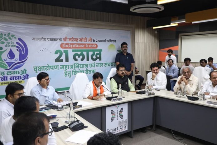 मंत्री कैलाश विजयवर्गीय समीक्षा बैठक में