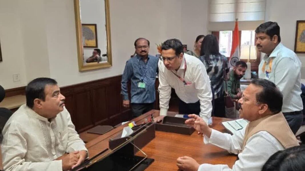 केन्द्रीय मंत्री से बातचीत करते राज्यसभा सांसद