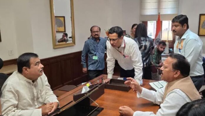 केन्द्रीय मंत्री से बातचीत करते राज्यसभा सांसद केन्द्रीय मंत्री से बातचीत करते राज्यसभा सांसद