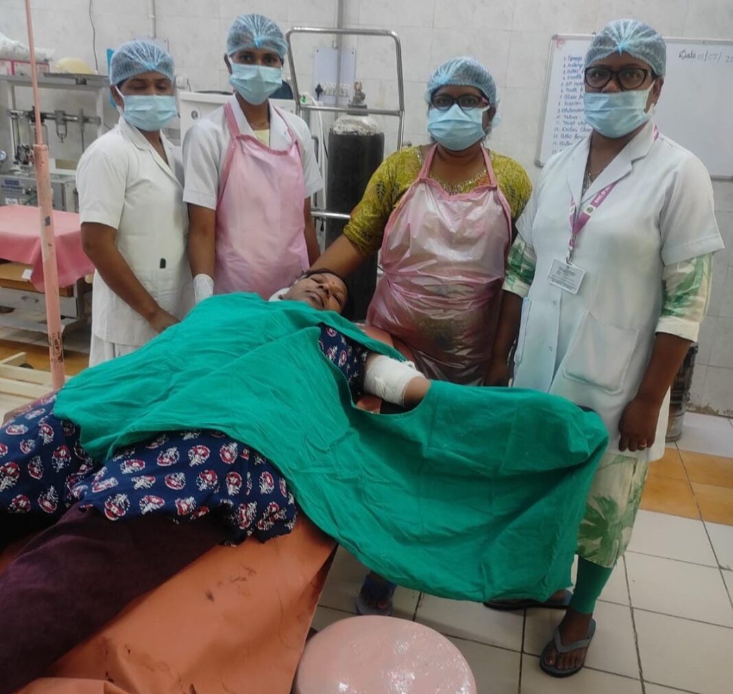 डाक्टरों ने सफलतापूर्वक आधुनिक गर्भनिरोधक इम्प्लांट किया डाक्टरों ने आधुनिक गर्भनिरोधक इम्प्लांट का सफल प्रत्यारोपण