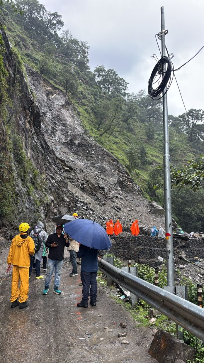 केदारनाथ पैदल यात्रा मार्ग खुलने का इंतजार करते यात्री केदारनाथ पैदल यात्रा मार्ग खुलने का इंतजार करते यात्री