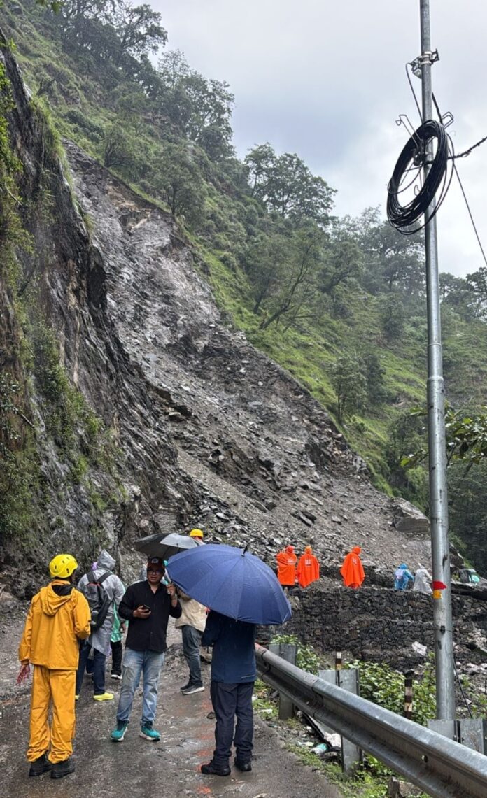 सोनप्रयाग मुनकटिया मार्ग पर पत्थर गिरने से मार्ग बाधित