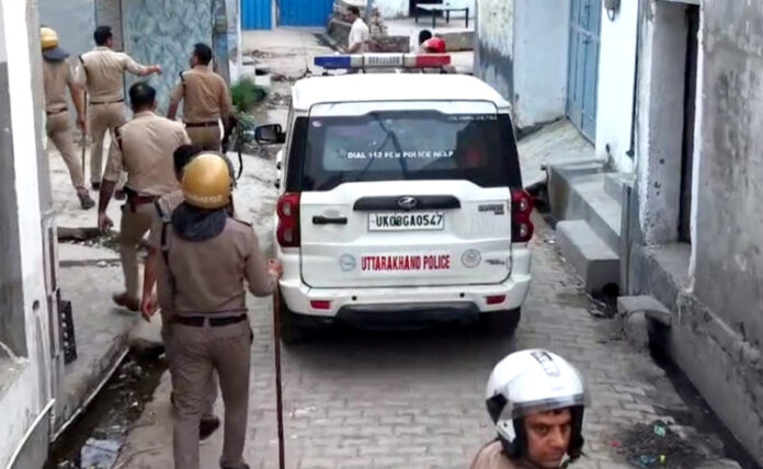 पुलिस कार्यवाई करती है अपराधियों को पकड़ने के लिए पुलिस कार्यवाई करती है अपराधियों को पकड़ने के लिए