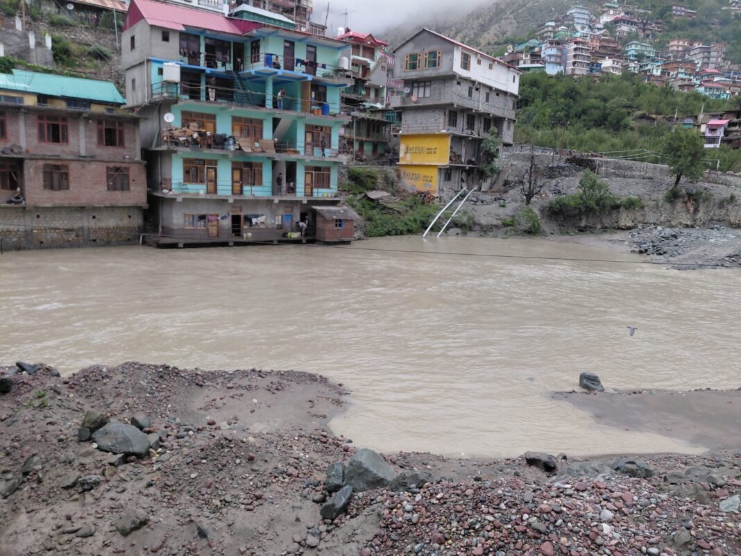 जलस्तर बढ़ने से मकानों को खतरा बढ़ रहा है जलस्तर बढ़ने से मकानों को खतरा बढ़ रहा है