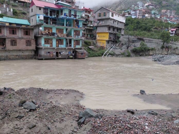 जलस्तर बढ़ने से मकानों को खतरा बढ़ रहा है जलस्तर बढ़ने से मकानों को खतरा बढ़ रहा है