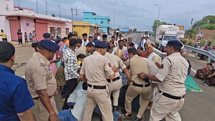 सीसी सड़क बनाने की मांग काे लेकर हाइवे जाम सीसी सड़क बनाने की मांग काे लेकर हाइवे जाम