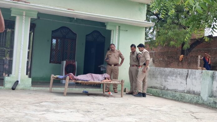 महिला का शव घर की बाहर मिला