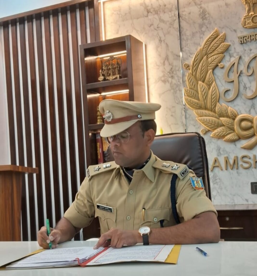 एडीजी मनोज कौशिक के साथ बैठक करते वरीय पुलिस अधीक्षक एहतेशाम वकारिब एडीजी मनोज कौशिक के साथ बैठक