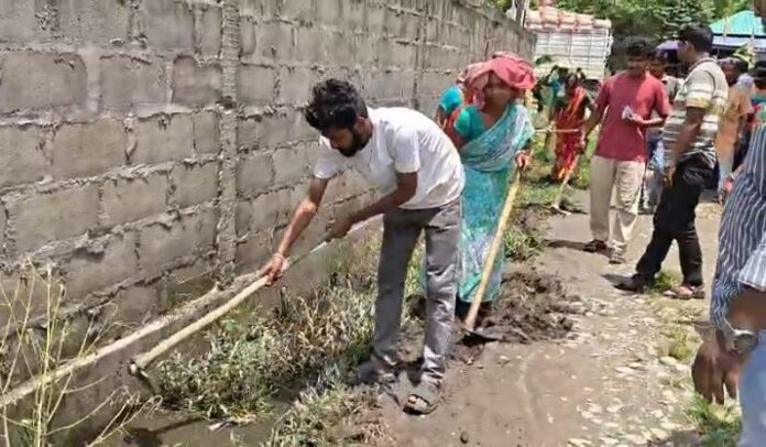 ग्रामीण मजदूर काम करते हुए ग्रामीण मजदूर काम करते हुए