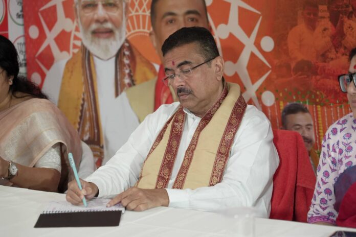 मुख्यमंत्री शुभेंदु अधिकारी जनता दरबार में बैठे हैं