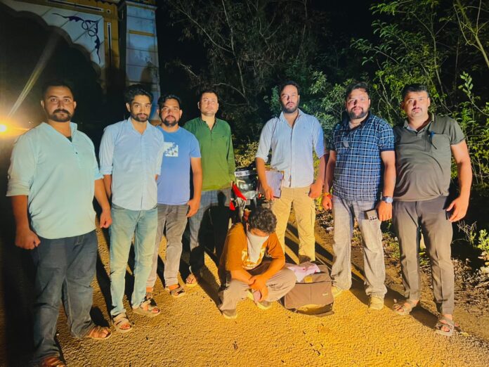 आरोपी पकड़ा गया पुलिस टीम के साथ