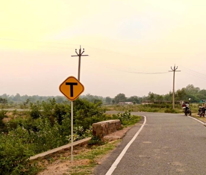सड़क सुरक्षा संकेतक चिन्ह लगाए गए सड़क सुरक्षा संकेतक चिन्ह लगाए गए